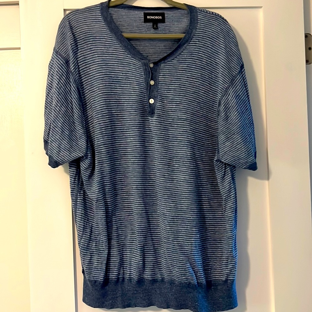 Linen short sleeve men's light weight sweater.